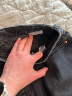 Leveän malliset farkut