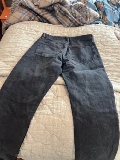 Leveän malliset farkut