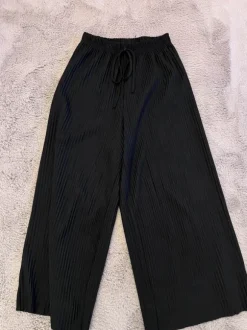 Leveät ja lyhyemmät mustat housut XS