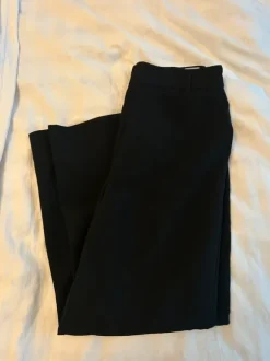 Leveät mustat housut