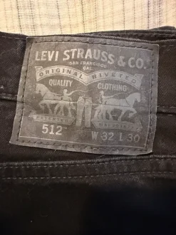 Levi’s 512 mustat farkut