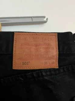 Levi’s 501 Mustat farkut