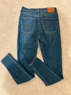 Levis tummansiniset farkut