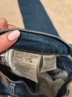 Levis tummansiniset farkut