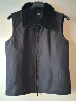 Liivi karvakauluksella