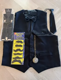 Liivi, solmio, rusetti, henkselit, taskukello ja viikset