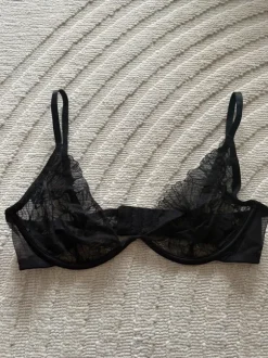 Läpinäkyvät rintsikat