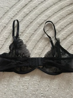 Läpinäkyvät rintsikat