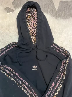 Lyhyt adidas huppari