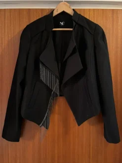 Lyhyt jakku ketjuhapsuilla