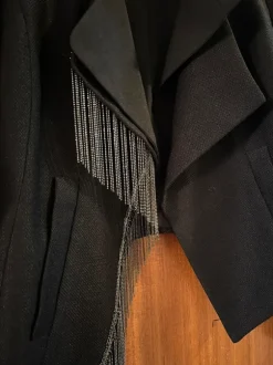 Lyhyt jakku ketjuhapsuilla