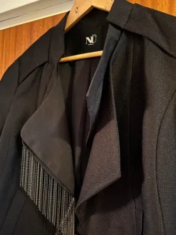 Lyhyt jakku ketjuhapsuilla