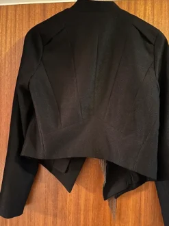 Lyhyt jakku ketjuhapsuilla