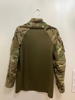 Maastokuvioinen paita