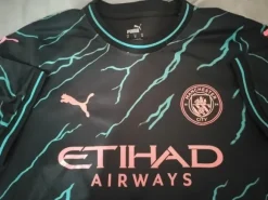 Manchester City 23/24 kolmas pelipaita