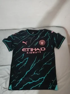 Manchester City 23/24 kolmas pelipaita