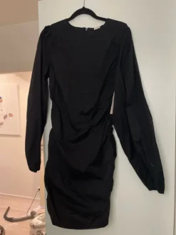 Mekko rypytyksillä takana