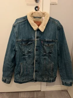 Miesten farkkutakki vuorella