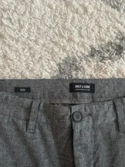 Miesten harmaat ruudulliset chinot