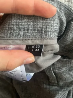 Miesten harmaat ruudulliset chinot