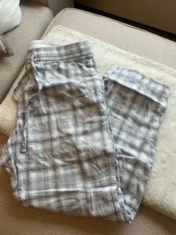 miesten h&m harmaat pyjamahousut