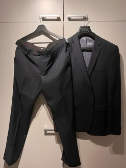 Miesten mustaharmaa pukusetti
