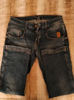 miesten siniset farkut