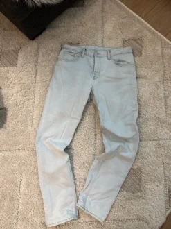 Miesten vaaleat farkut