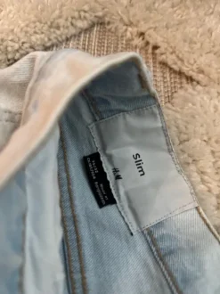 Miesten vaaleat farkut