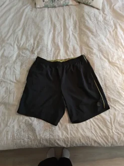 Miesten vähän käytetyt uimashortsit
