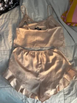 Missguided satiini yöpuku setti