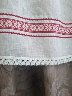 Moteriška tautinė prijuostė.