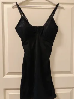 Muotoileva alusmekko