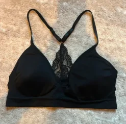 Musta bralette pitsisellä selällä, S/M