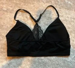 Musta bralette pitsisellä selällä, S/M