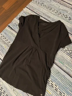 Musta Esprit äitiys/imetys t-paita