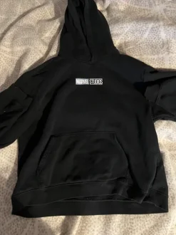 musta huppari black panther