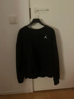 Musta Jordanin paita