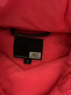 Musta kevyttoppatakki