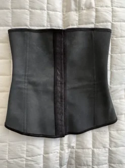 Musta korsetti / Waist trainer 3 hakasella