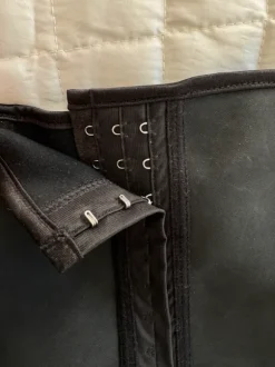 Musta korsetti / Waist trainer 3 hakasella