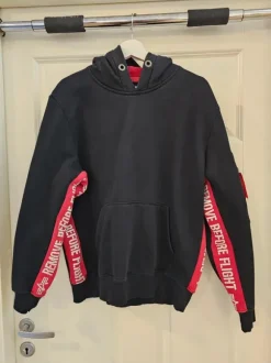 Musta M koon huppari