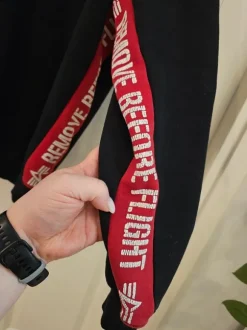 Musta M koon huppari