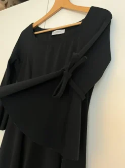 Musta mekko leveillä hihansuilla