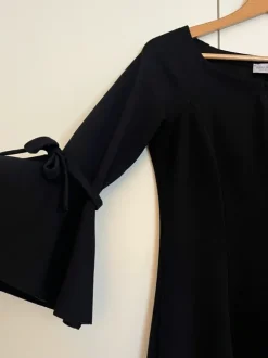 Musta mekko leveillä hihansuilla