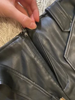 Musta nahkahame vyöllä