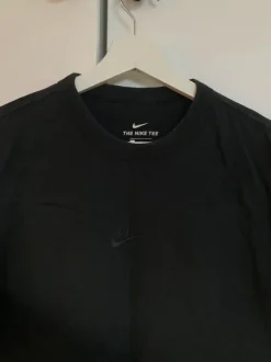 Musta nike t-paita