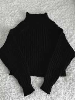 Musta oversize neule