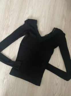 Musta pitkähihainen