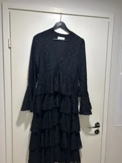 Musta pitkähihainen mekko